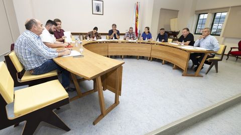 Un pleno de Corcubi�n, en imagen de archivo 