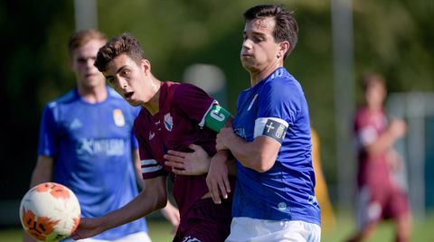 lvaro Merayo, de azul, en un partido con el juvenil del Oviedo en la 19/20