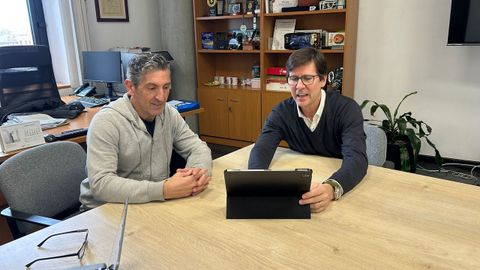 Reuni�n del concejal de Deportes del Ayuntamiento de Gij�n, Jorge Pa�eda, y el responsable del Museo del Deporte en Espa�a, Alfonso Noa�n.