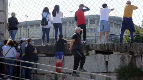 Un grupo de pais s�bese o peche do campo de f�tbol Manuel Jim�nez en Vilagarc�a pra ver o partido dos seus fillos que � a porta pechada.