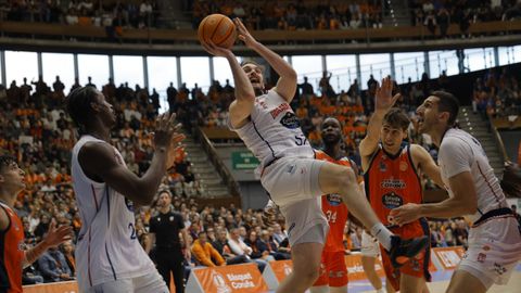 Galan, desequilibrado, fuerza el tiro en una entrada a canasta