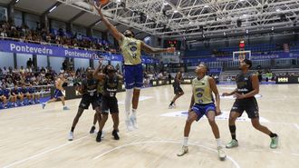Michael Caicedo (42), ante el Valencia Basket, en Pontevedra.