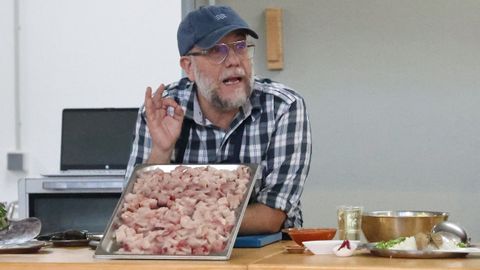 Xoanqui Ameixeiras, en una sesi�n anterior de �O calendario da r�a na t�a mesa�