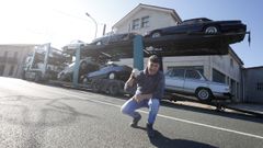 Un tr�iler desde Holanda. Jos� L�pez, delante del cami�n que transport� desde R�terdam los ocho veh�culos con los que arranca Tuned Imports Espa�a. Al fondo, el taller que transformar� para adecuarse a los est�ndares de la matriz, dedicada a la venta de veh�culos cl�sicos y de alta gama. fotos Jos� Pardo