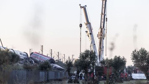 Los servicios de emergencia contin�an desplegados en el lugar del accidente ferroviario