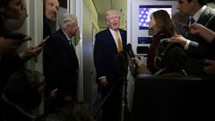 Trump, atendiendo a los medios a bordo del Air Force One