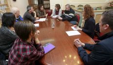 Ediles, t�cnicos y el alcalde de Cedeira, en la reuni�n de ayer. 