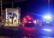 Un veh�culo de la Polic�a Nacional, ayer de noche en la entrada de la planta de Nosti�n.