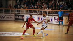 Edu Jab� pasa el bal�n en una acci�n de encuentro ante ElPozo Murcia.
