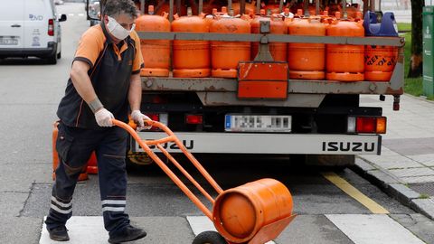 Un repartidor de butano realiza una entrega este lunes en el barrio ovetense de Ventanilles (Oviedo).