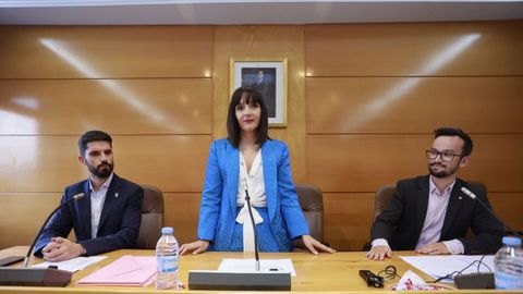 Marta Rouco, en el pleno del mircoles, con el secretario municipal a su izquierda y el teniente de alcalde Modesto Renda (Vilalba Aberta) a su derecha.