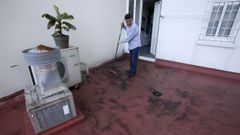 Gerardo L�pez, presidente de la comunidad de vecinos de la calle Vel�zquez, muestra los restos de holl�n que se acumulan en el patio del primer piso del inmueble. 