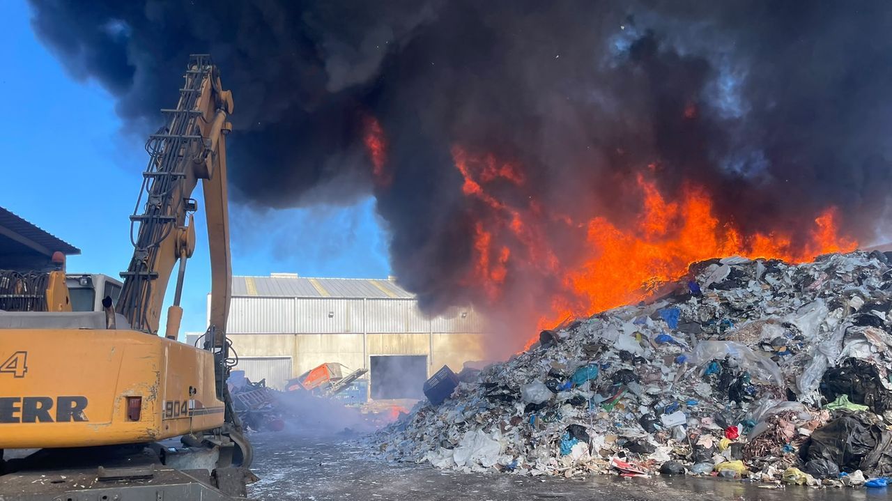 Incendio en una planta de residuos inertes y peligrosos del polígono de Os Airíos en As Pontes