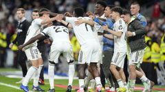 Los jugadores del Real Madrid celebrando un gol ante el Elche