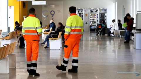 Trabajadores en los pasillos del Cunqueiro