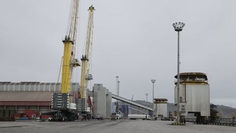 Instalaciones de Terminales Mar�timos de Galicia y P�rez Torres Mar�tima en el puerto exterior.