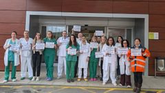 M�dicos a las puertas del Hospital de O Saln�s