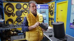 Iván Pérez, con los tapones de goma como los que se usaron en las tareas de soldado de tuberías del Prestige