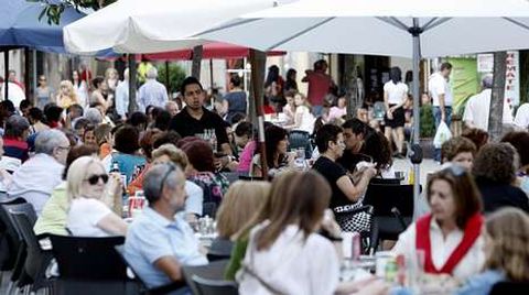 La llegada del verano suele incrementar las contrataciones en el sector servicios.