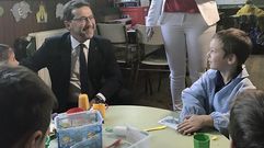 El consejero de Educaci�n, Genaro Alonso, charla con un grupo de alumnos deel Colegio Rural Agrupado (CRA) Picos de Europa.El consejero de Educaci�n, Genaro Alonso, charla con un grupo de alumnos deel Colegio Rural Agrupado (CRA) Picos de Europa 