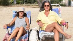 Nuria y Sonia, en la playa de su c�mping