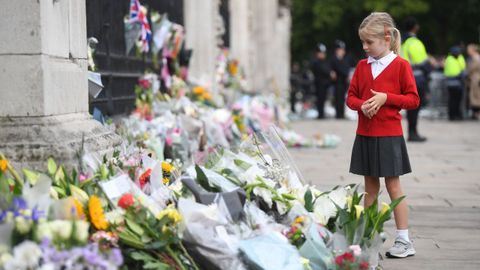 Muchos ciudadanos han acudido al palacio de Buckingham con la sensaci�n de estar viviendo algo hist�rico: el adi�s a la reina m�s querida de Inglaterra.