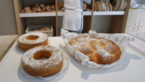 Una larpeira y dos manguitos, dulces típicos de Pontedeume en la panadería Patricio