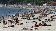 La afluencia de ba�istas en Samil ya implic� un control espec�fico de la Polic�a Local en las primeras semanas de calor.