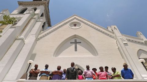 Miembros de la hist�rica iglesia metodista africana Emanuel anuncian que los servicios y la escuela de Domingo seguir�n como est�n previstos para ma�ana.