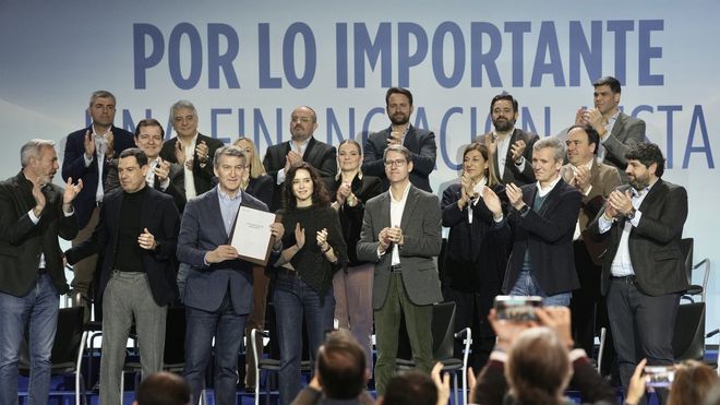 Feijoo, junto a los presidentes y l�deres auton�micos del PP, tras la firma de la llamada Declaraci�n de Zaragoza. 