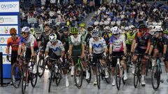 Salida desde el Palacio de los Deportes de Oviedo de la Vuelta Ciclista a Asturias