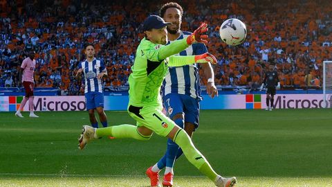 Dimitrievski atrapando el bal�n ante la presi�n de Aubameyang
