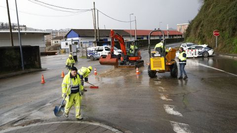 Los servicios de emergencias achicando agua en la calle R�o Arnoia tras el revent�n de una tuber�a.