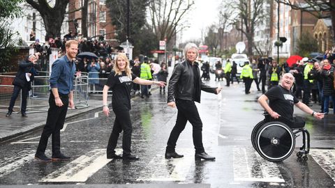 El prncipe Harry, con el cantante Jon Bon Jovi en el famoso paso de cebra de Abbey Road