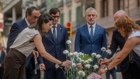 Las autoridades catalanas dejan claveles blancos en Las Ramblas en homenaje a las víctimas del 17A.