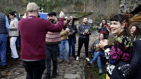 Ambiente festivo en el pueblo de Froxn durante la Festa da Pisa da Castaa