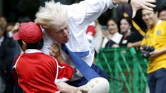 Las im�genes del placaje del Boris Johnson a un ni�o de 10 a�os