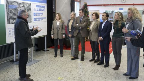 Acompaado del alcalde y otras autoridades, el conselleiro visit el IES Sofa Casnova (en la imagen) y el CEIP ngela Ruiz Robles