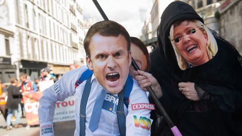 Dos manifestantes con las caretas de Macron y Le Pen, candidatos que se disputan la presidencia del país tras vencer en la primera vuelta. Marsella.