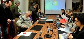 Vecinos de distintos barrios participaron junto a responsables municipales en el encuentro.