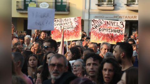 Cientos de personas se congregaron este jueves en la plaza del Ayuntamiento de Ponferrada (Len), en seal de luto por las muertes y para reclamar dimisiones en la Junta de Castilla y Len por la gestin ante los incendios.