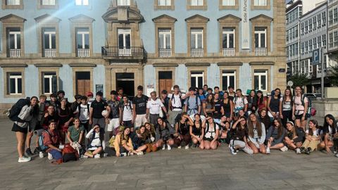 Vicente Araguas con los alumnos del colegio Logos, de Madrid, haciendo el Camino Ingl�s desde Ferrol