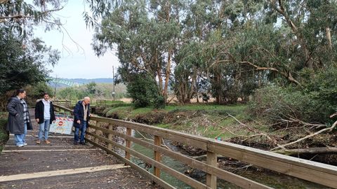 El alcalde de Catoira, Xon Castao (BNG), visitando la zona del paseo fluvial daada por un rbol