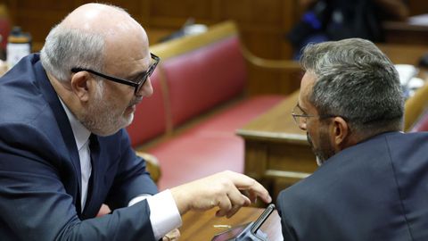 El senador de JxCAT Eduard Pujol Bonell  conversa con senador de Coalicin Canaria Pedro Manuel Sangins 