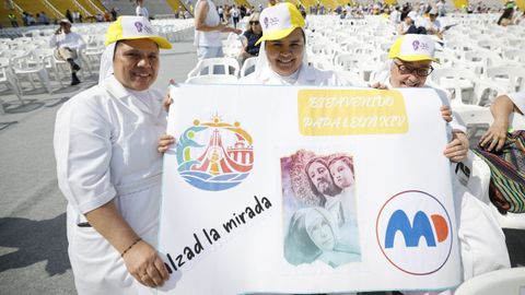 Varias monjas sujetan una pancarta antes de que de comienzo la vigilia en el Estadio Ol�mpico de Barcelona.