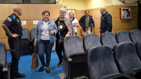 PLENO MOCION DE CENSURA EN EL CONCELLO DE RIBEIRA, DONDE LUIS PEREZ BARRAL ALCALDE DEL BNG CEDE EL BASTON DE MANDO A LA NUEVA ALCALDESA MARIA JOSE SAMPEDRO CANDIDATA DEL PP, PRIMERA MUJER EN ESTE PUESTO.