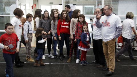 O Barco se rindi al botelo.Careca y Sito el del juez, pregonero y homenajeado, presentaron el sorteo. Varios nios hicieron de manos inocentes para elegir a los ganadores