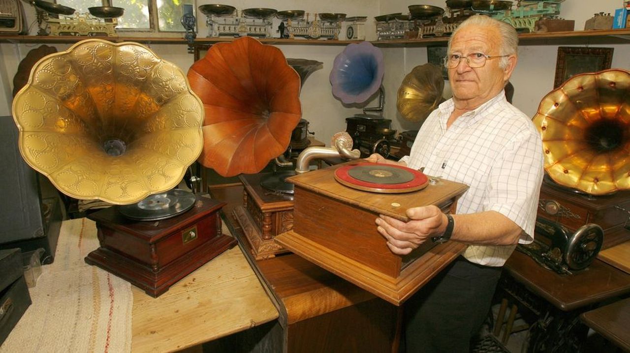 Adiós a Evaristo Vázquez: taxista y ferreiro, gaiteiro y coleccionista