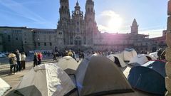 La acampada en protesta por la situaci�n de la vivienda se ha extendido a la Praza do Obradoiro, como muestra la imagen