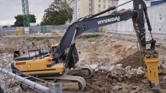 Maquinaria en la parcela de la Maestranza en la que se paralizaron unas obras